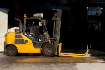 浜松市中央区流通元町　工場内フォークリフトで車部品の運搬 FSM080331